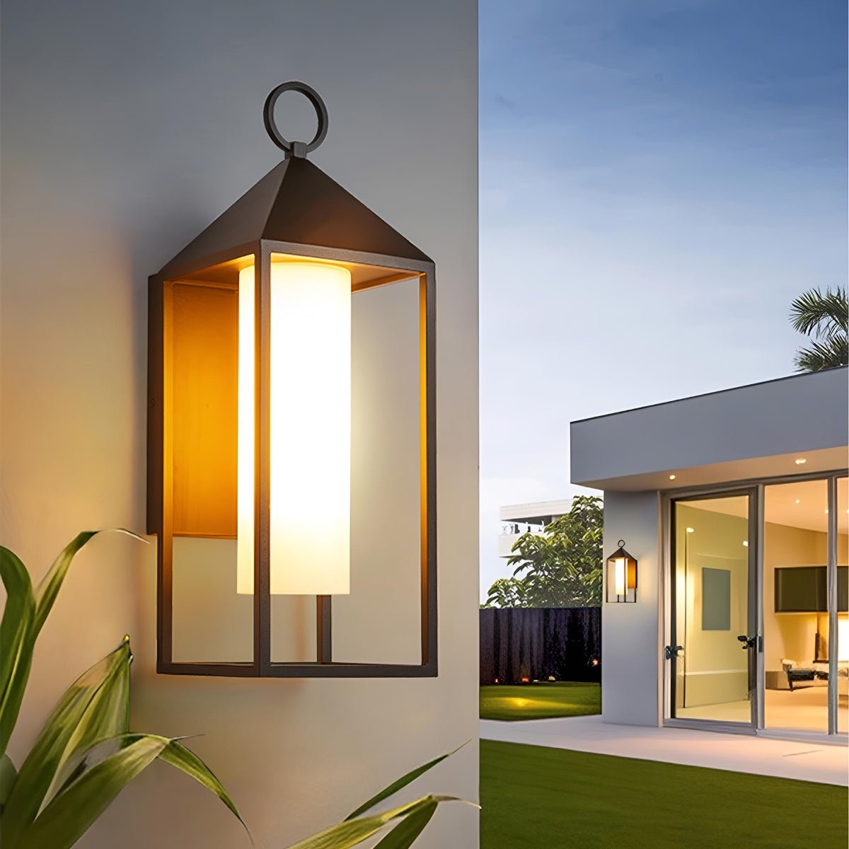 Farol de pared exterior Osmera – junto a la entrada de una casa moderna