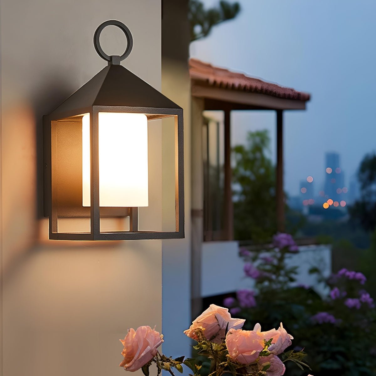 Farol de pared exterior Osmera – tamaño 34 cm junto a un porche