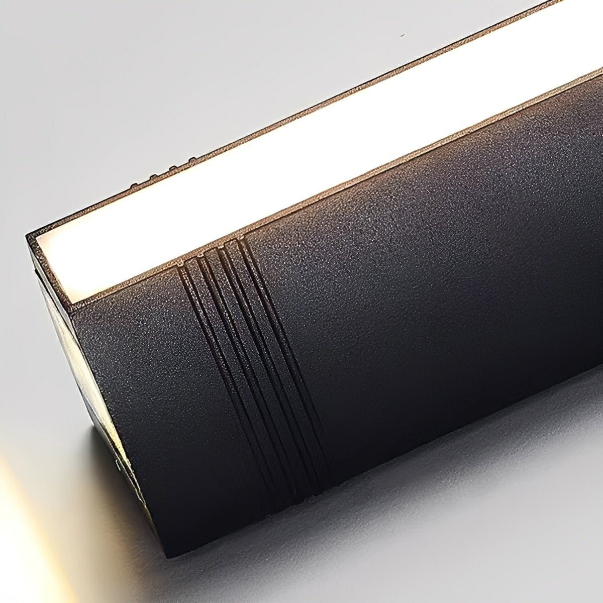 Aplique de pared exterior Oriluz – detalle de la línea de luz frontal