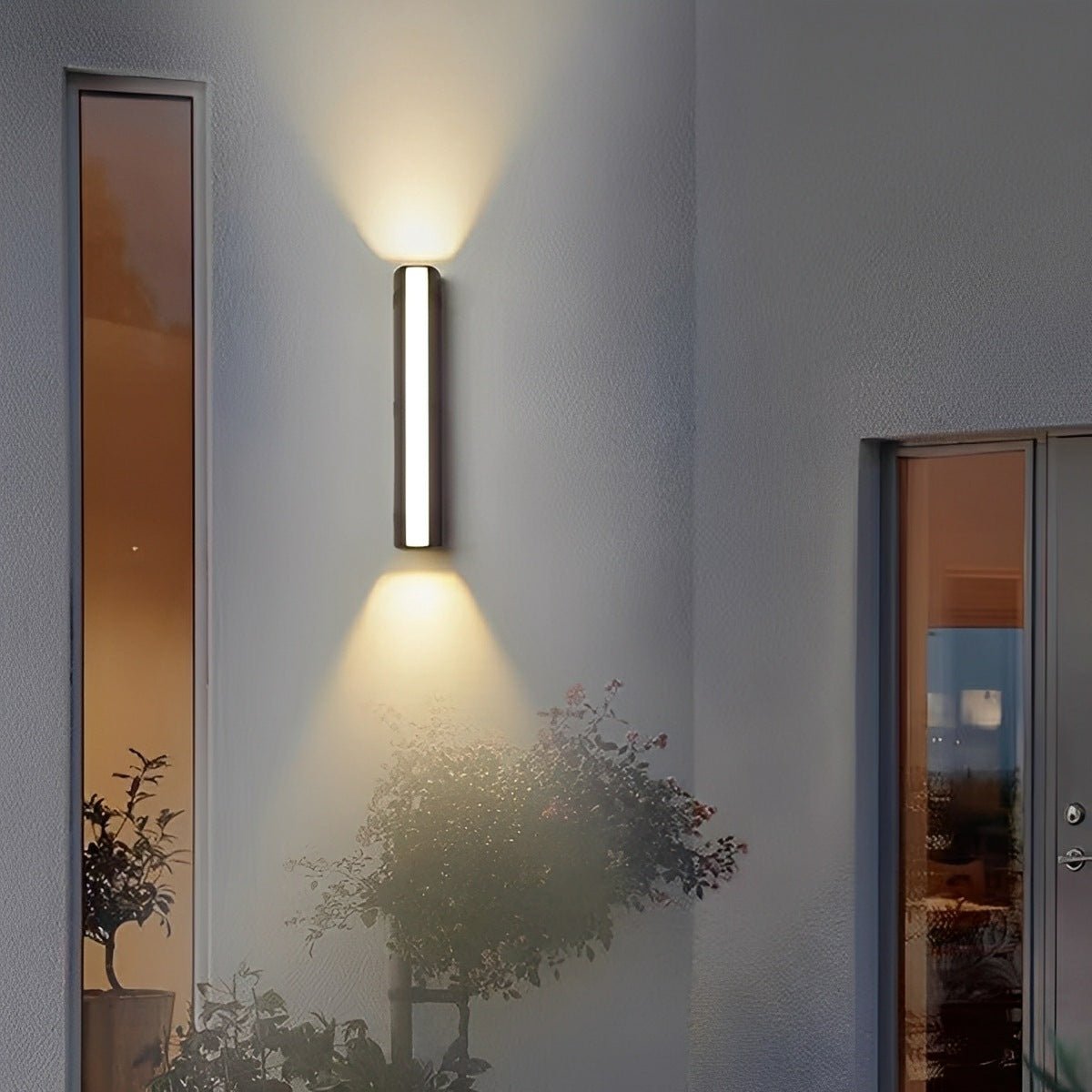 Aplique de pared exterior Oriluz – encendido junto a una ventana alargada