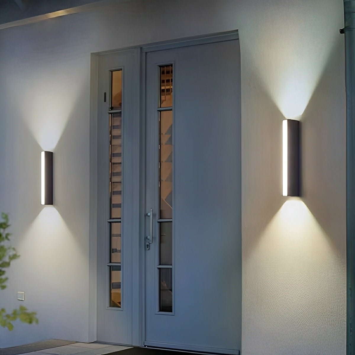 Aplique de pared exterior Oriluz – en luz cálida y luz fría junto a una puerta