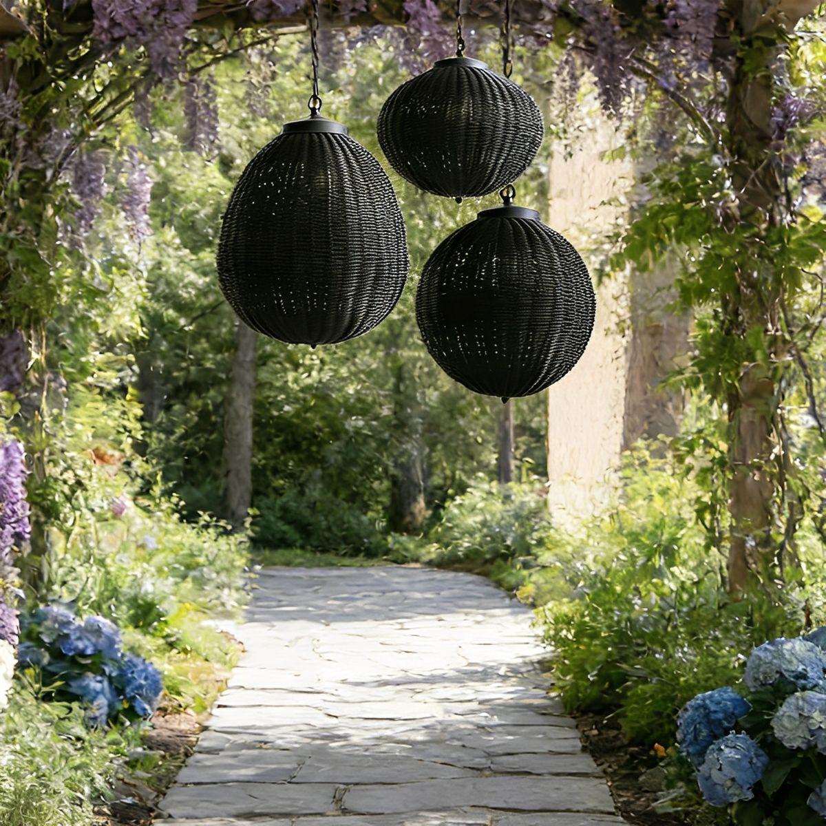 Lámpara colgante de exterior Olvina – tres lámparas en una pérgola con glicinias