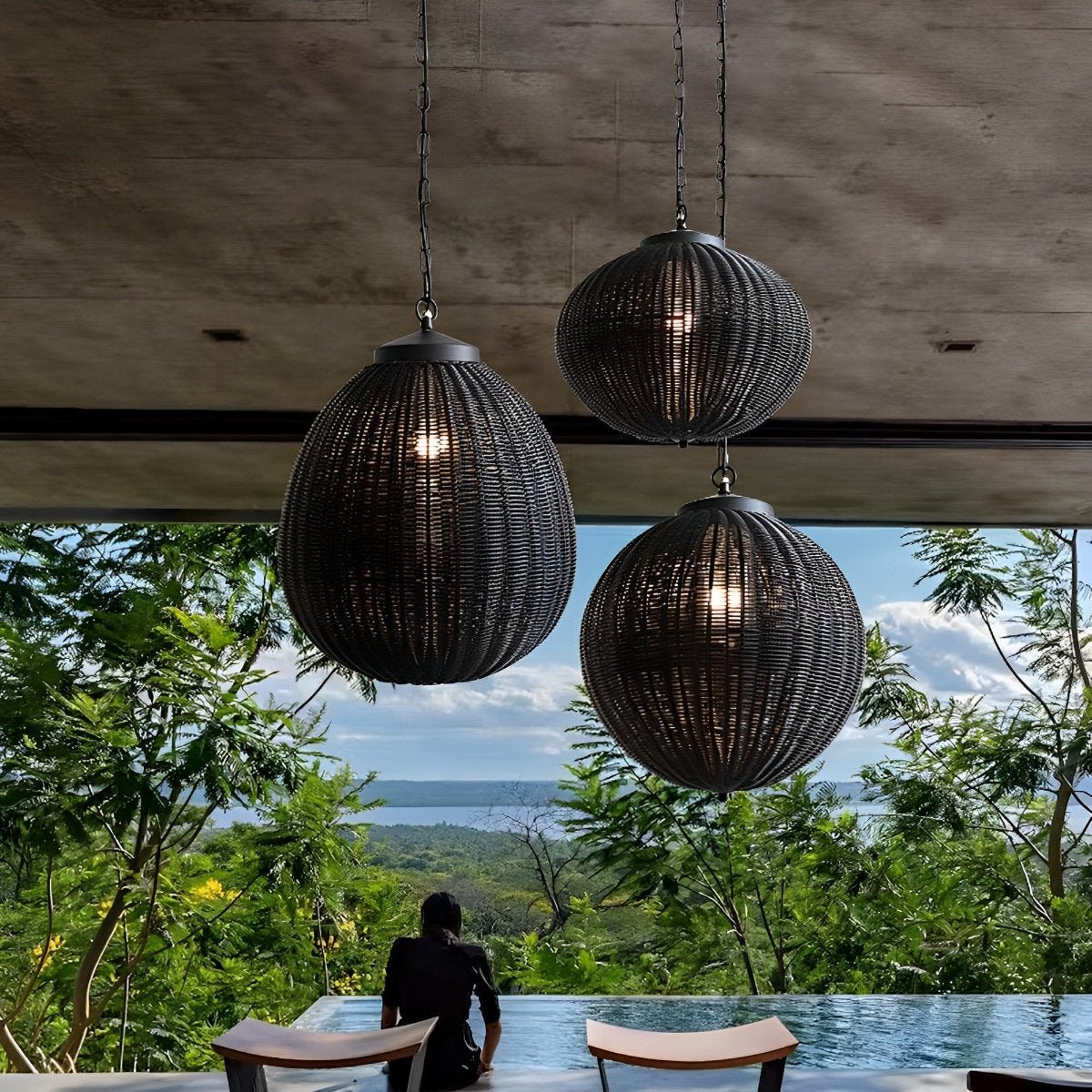 Lámpara colgante de exterior Olvina – trío de lámparas sobre una terraza con vistas