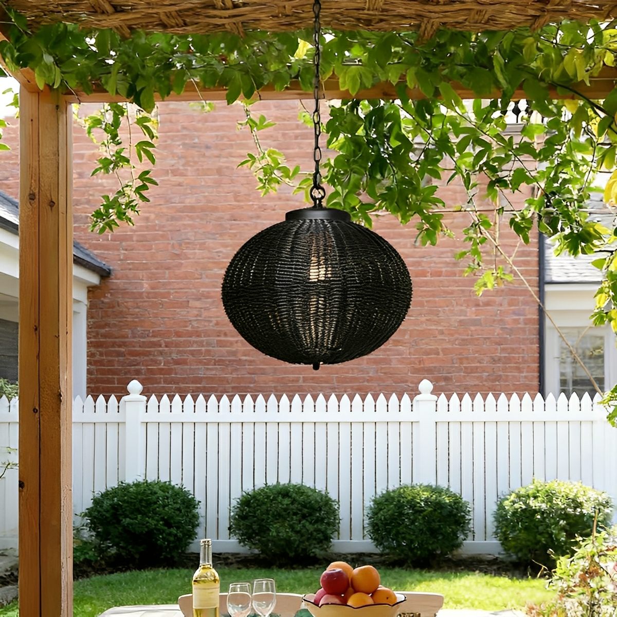 Lámpara colgante de exterior Olvina – tamaño 25 cm bajo una pérgola