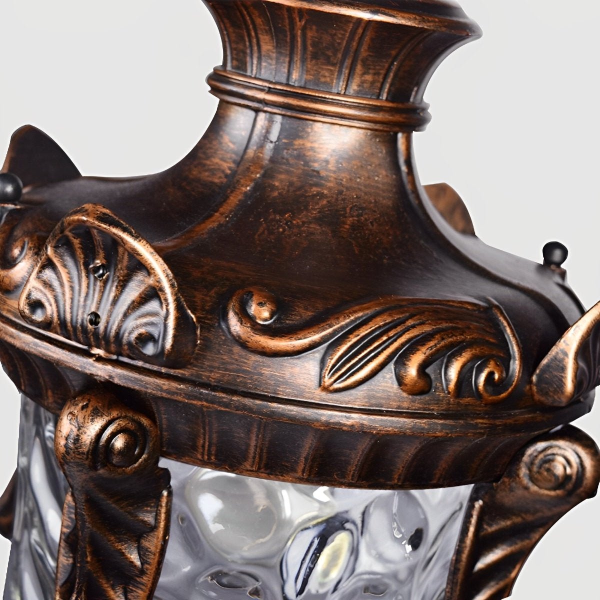 Farol colgante de exterior Ifalo – detalle de los relieves en bronce