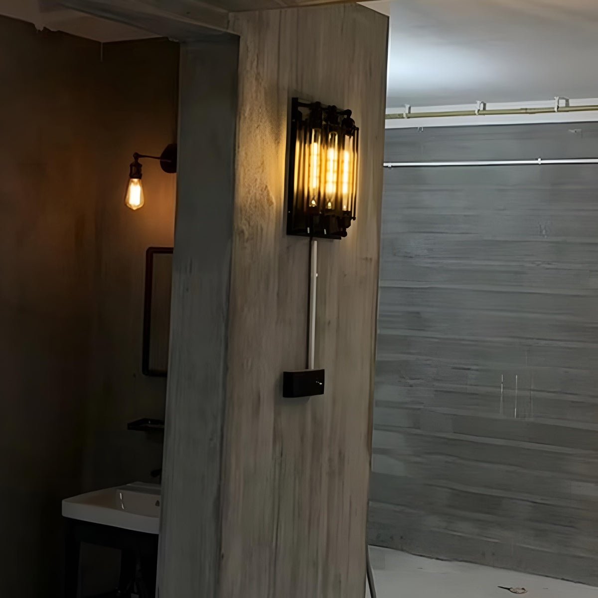 Aplique de pared industrial Yunquel en un pasillo de estilo loft – imagen 7