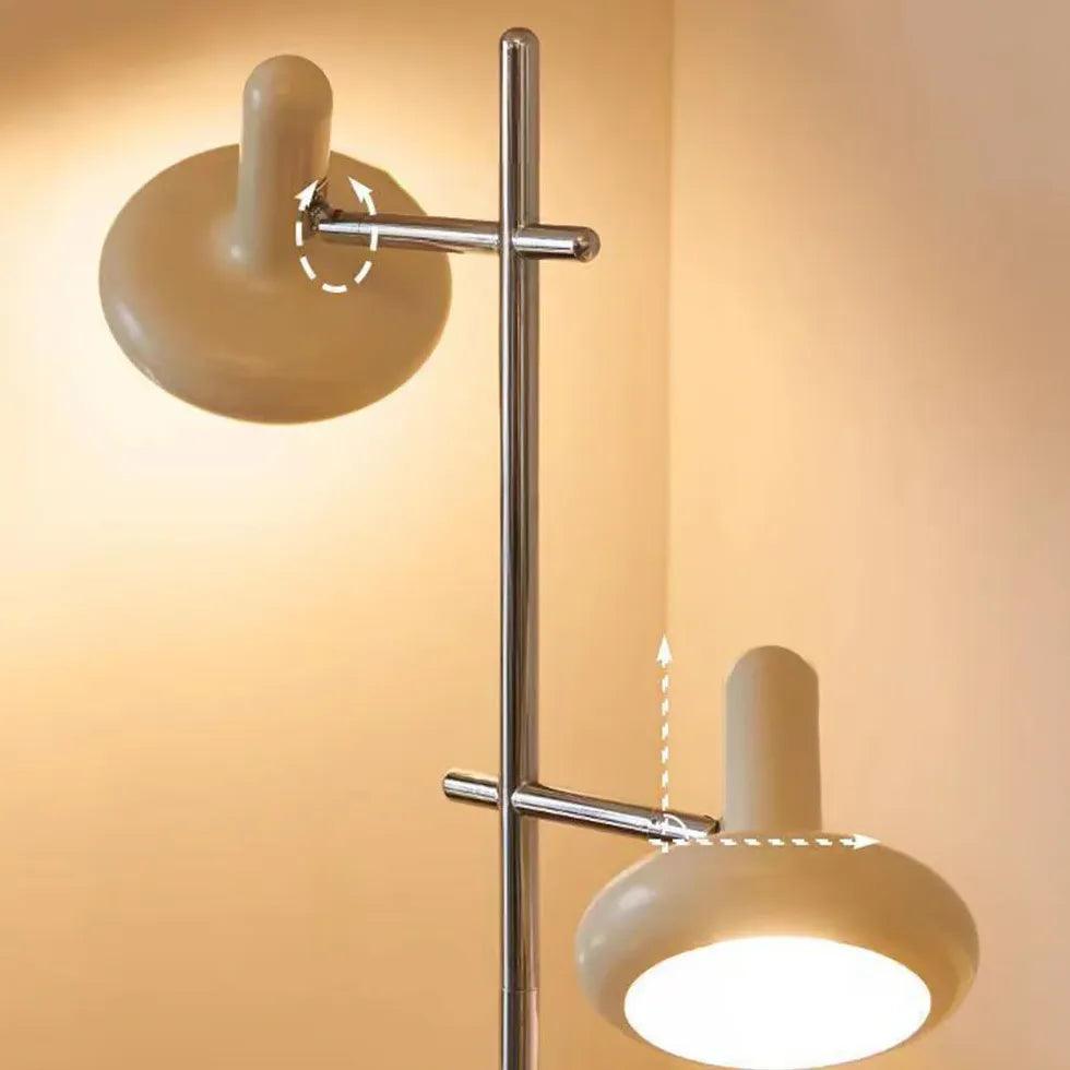 Lámpara de pie con dos focos orientables de metal blanco Roseta – detalle de los cabezales orientables encendidos