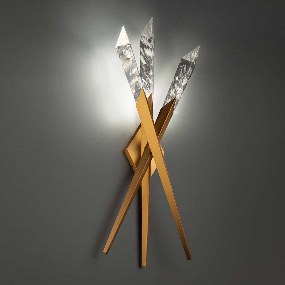 Aplique de pared LED Xestela con tres difusores de cuarzo – latón envejecido encendido