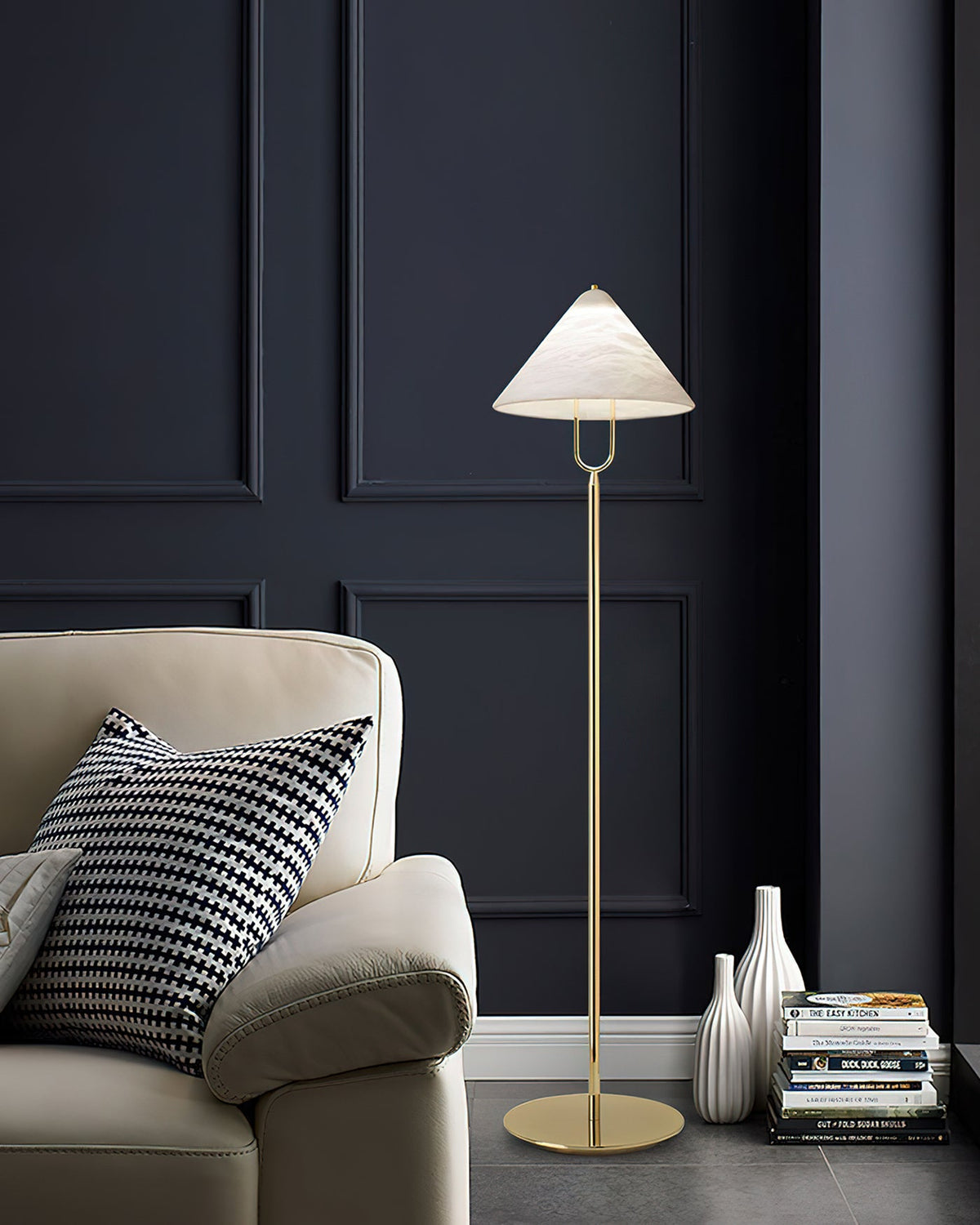 Lámpara de pie Yamira – junto a un sillón beige