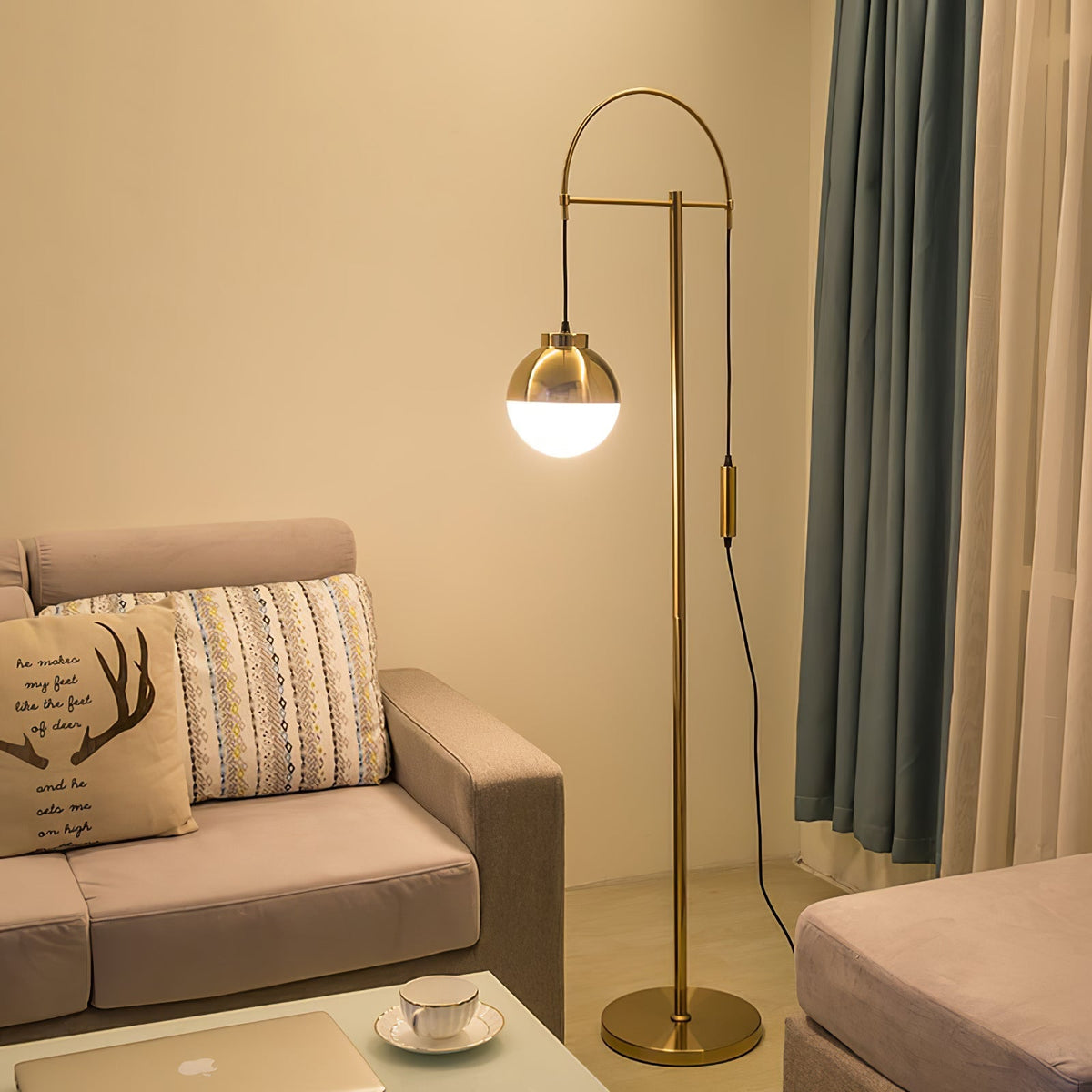 Lámpara de pie en arco Yarcela en un salón moderno – imagen 4