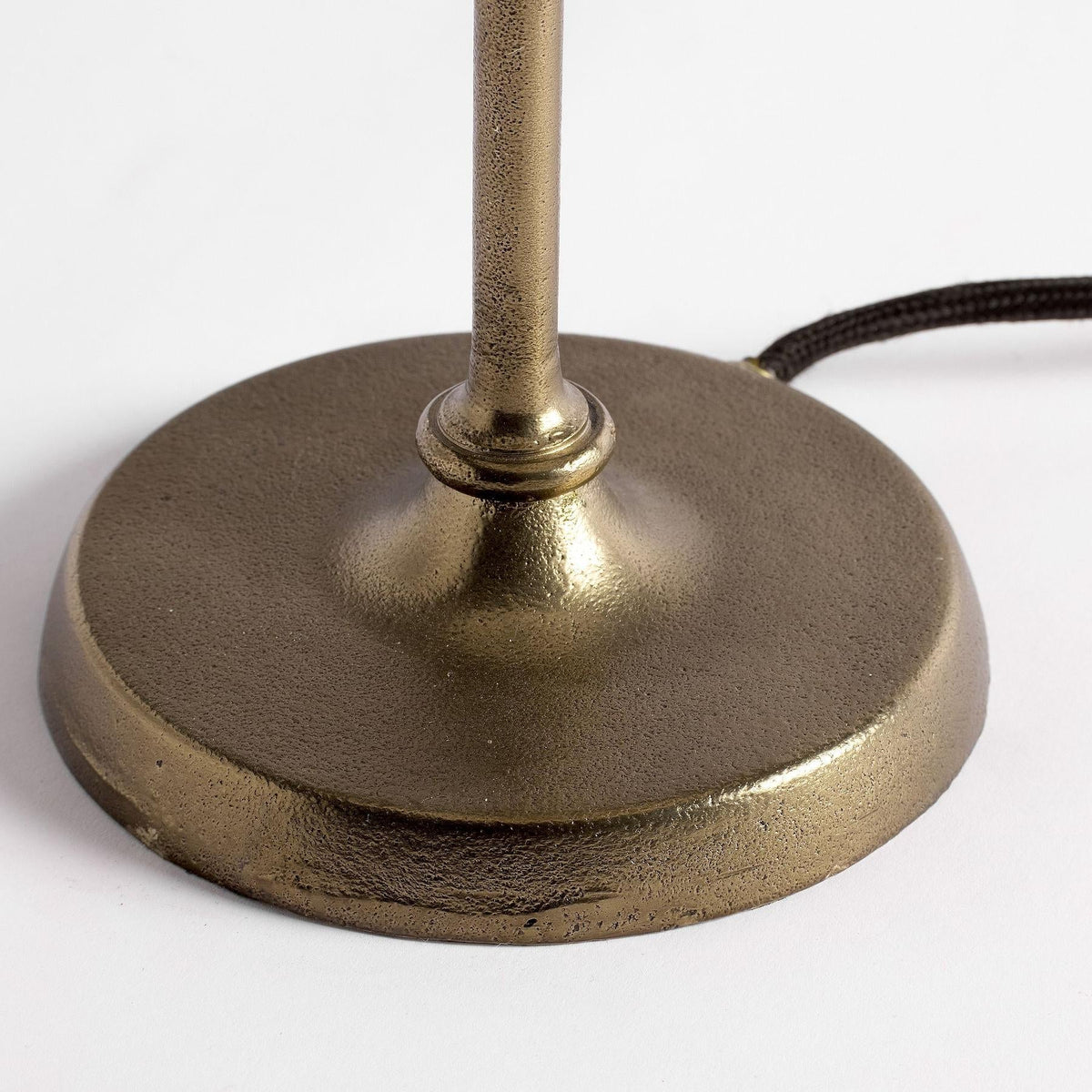 Lámpara de mesa con hojas de metal Yedrina sobre una mesa auxiliar junto al sofá – imagen 14