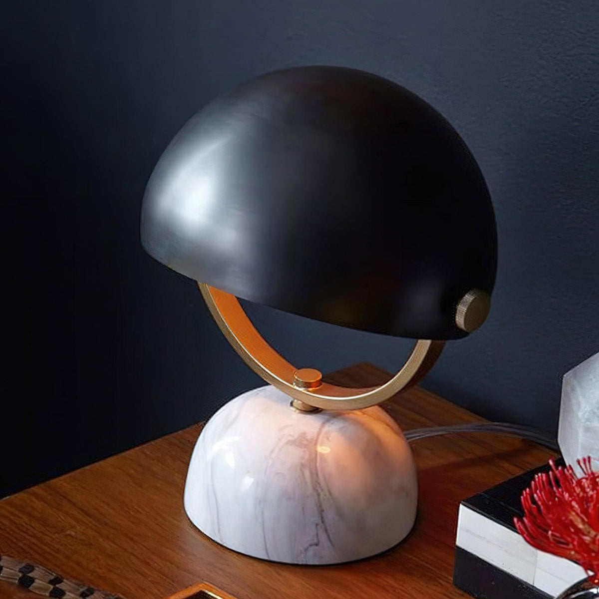 Lámpara de mesa de mármol Yelma – con la pantalla inclinada