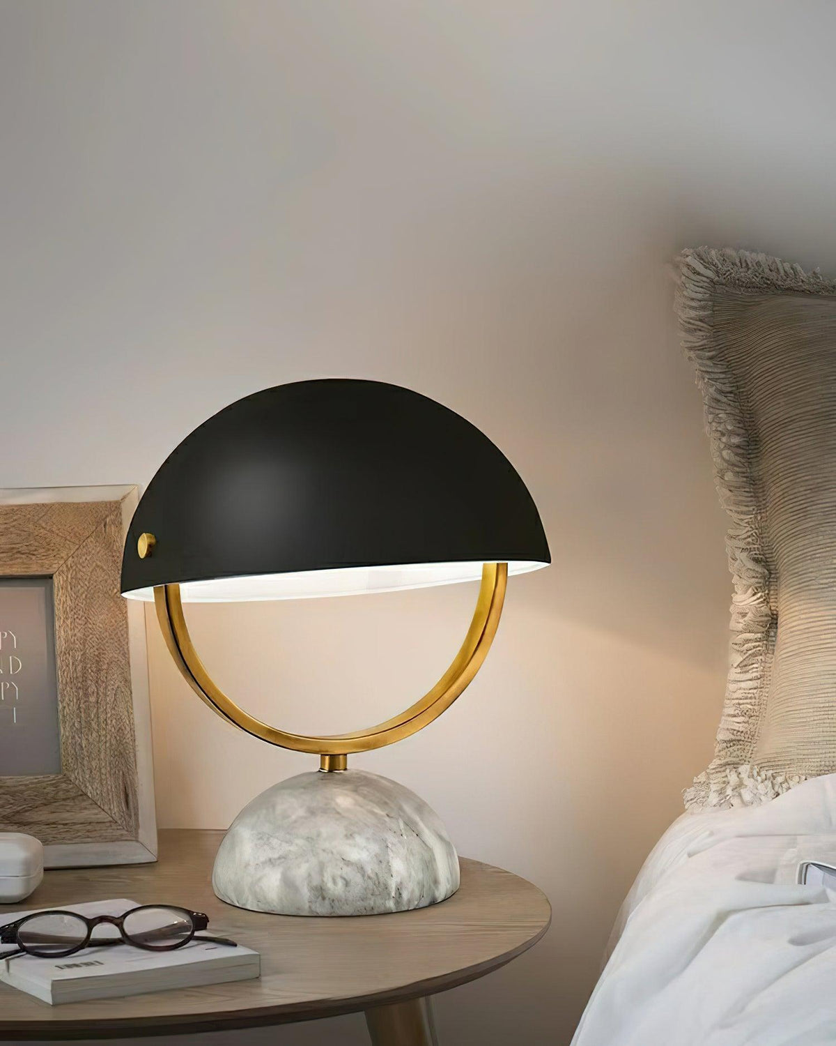 Lámpara de mesa de mármol Yelma – en una mesita junto a la cama