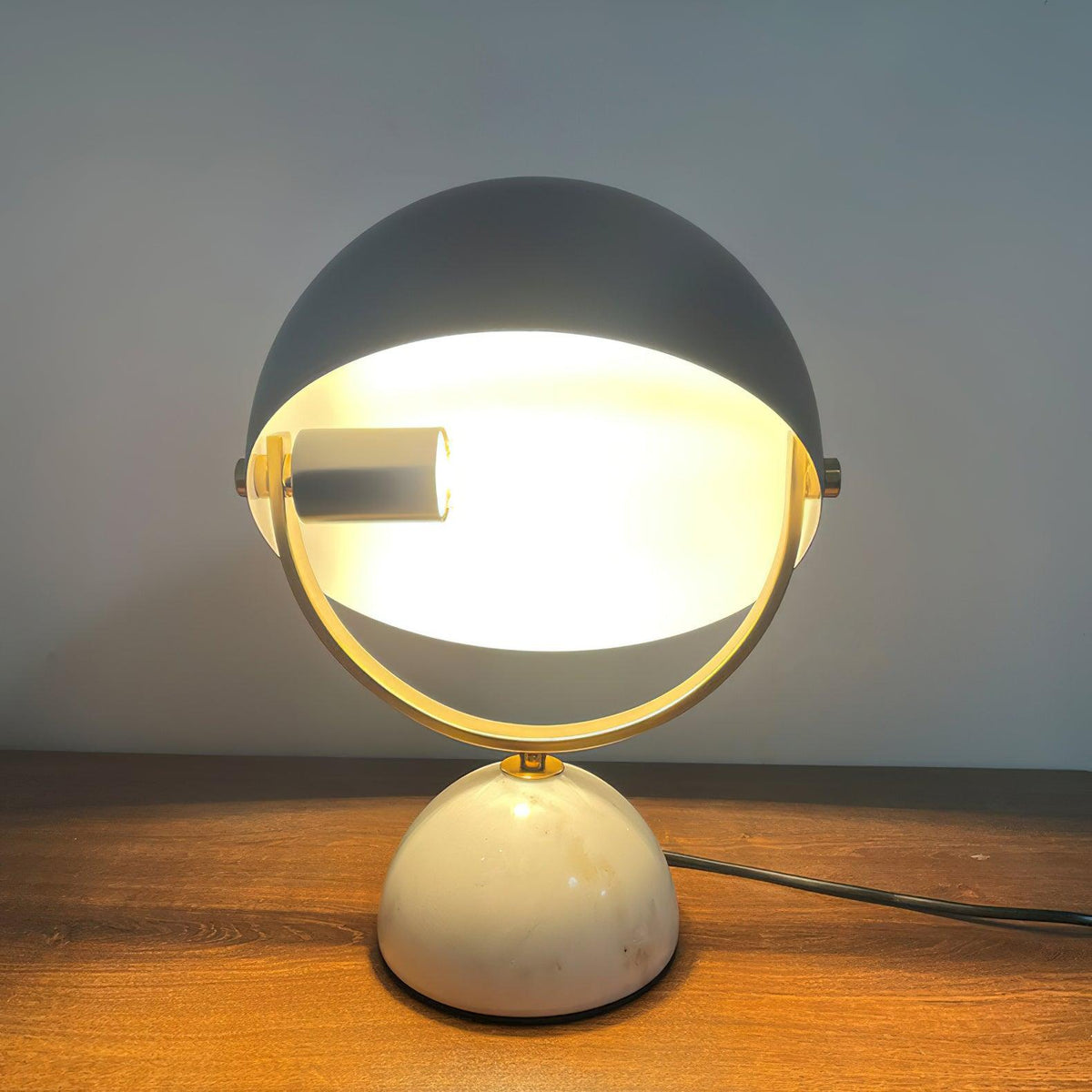 Lámpara de mesa de mármol Yelma – encendida con la pantalla abierta
