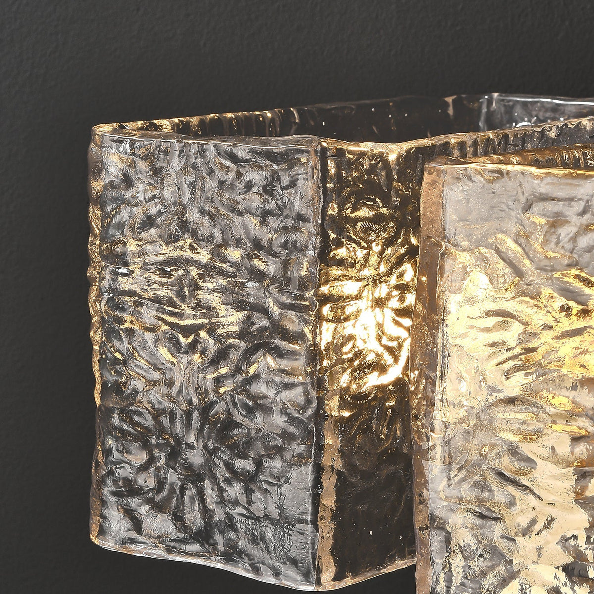 Lámpara de mesa de cristal Yelvidra – detalle del cristal efecto hielo encendido