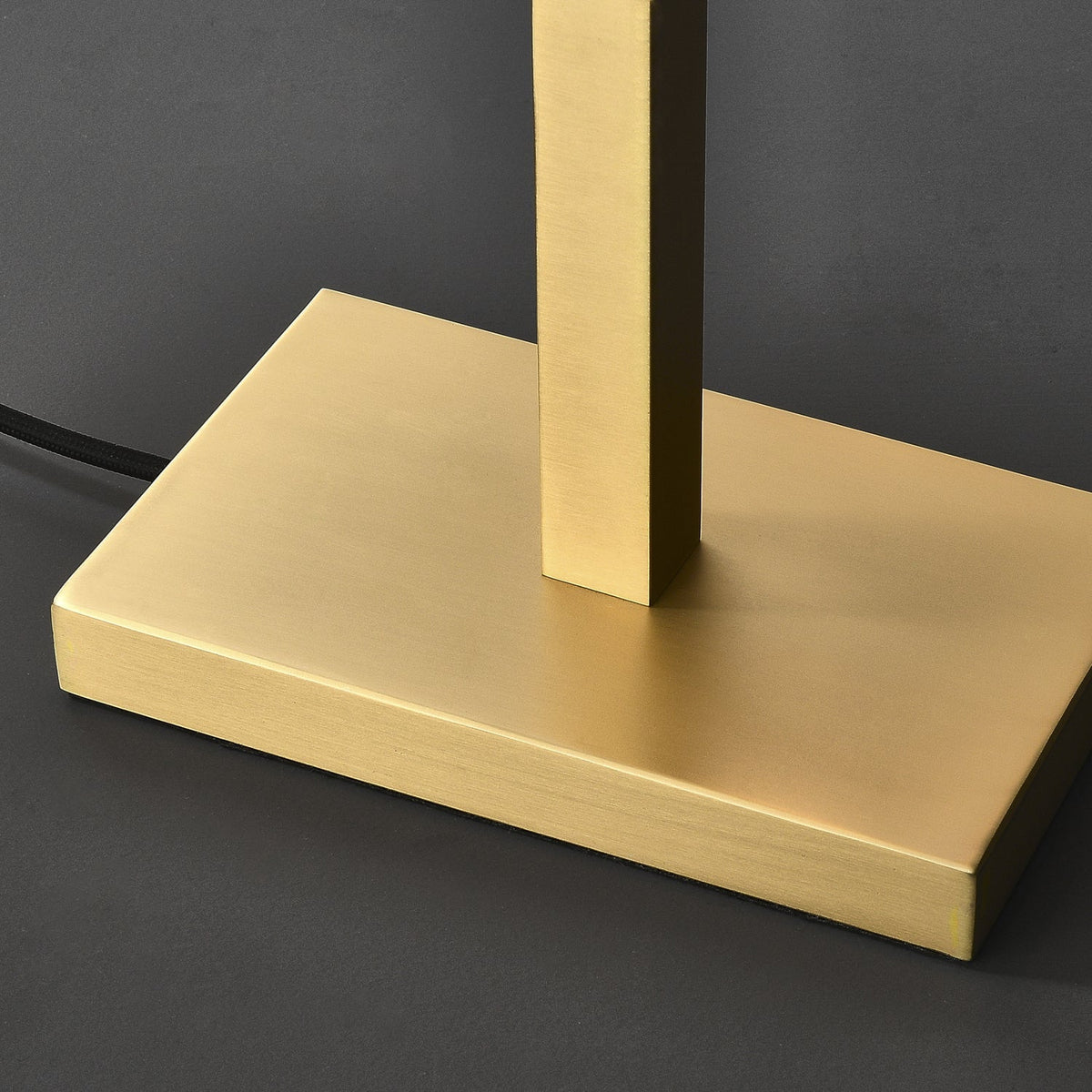 Lámpara de mesa de cristal Yelvidra – detalle de la base rectangular de latón