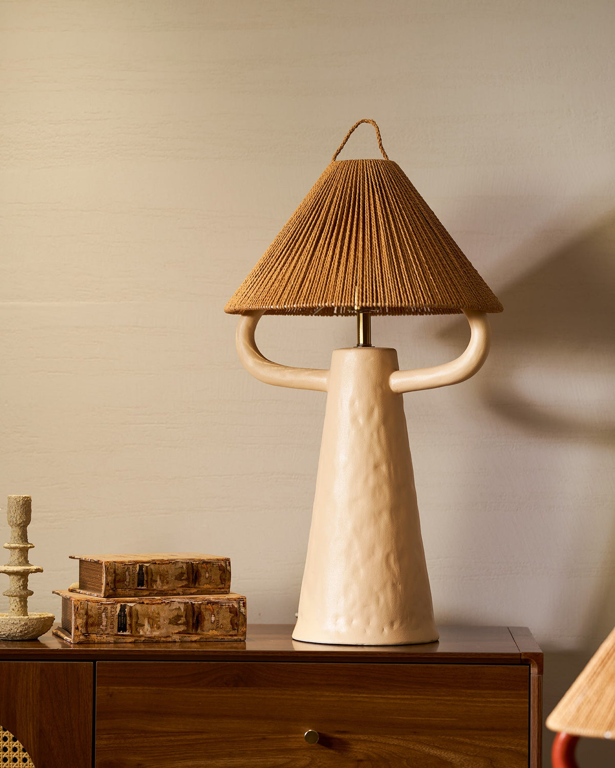 Lámpara de mesa de cerámica Yutela – en beige encendida