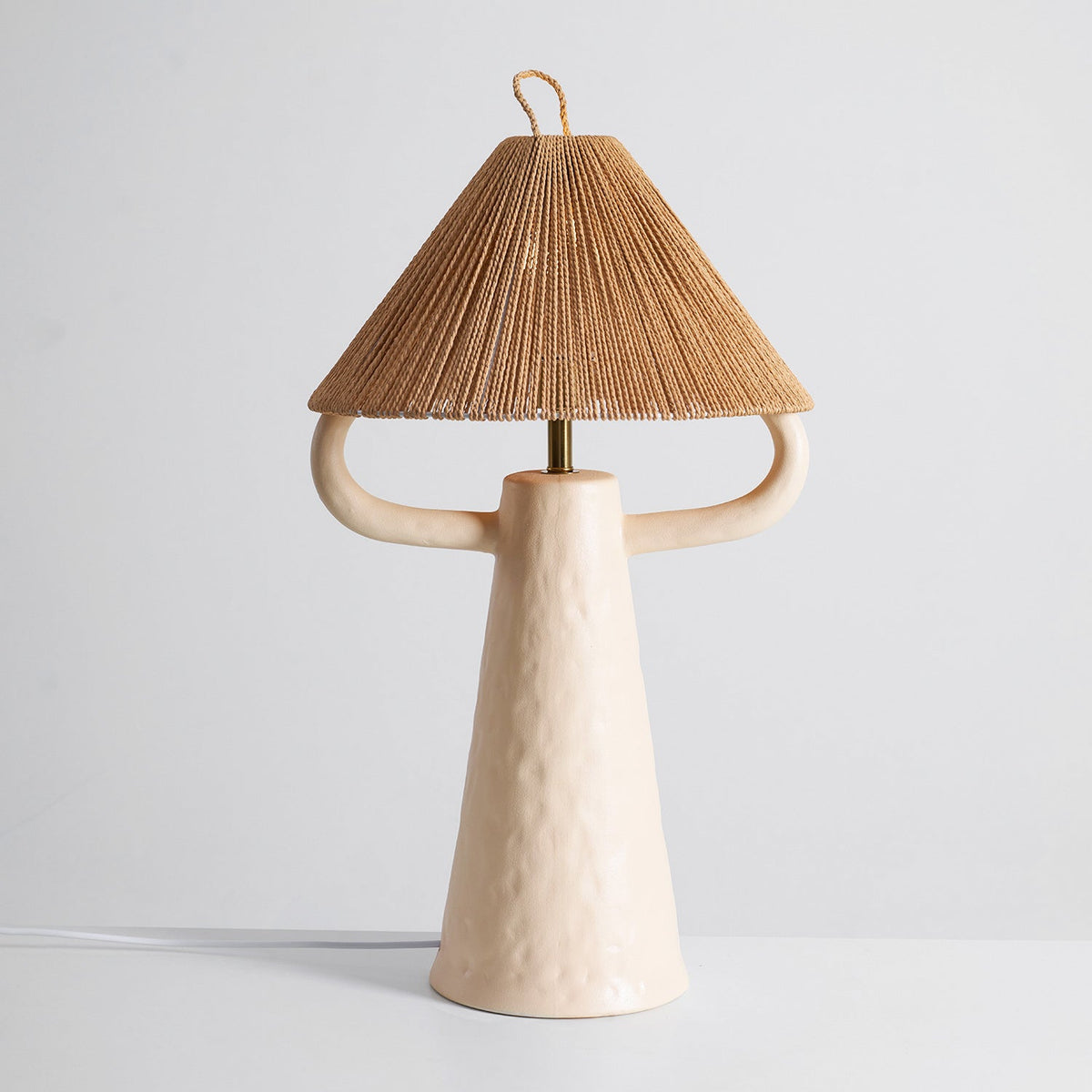 Lámpara de mesa de cerámica Yutela – en beige sobre fondo claro