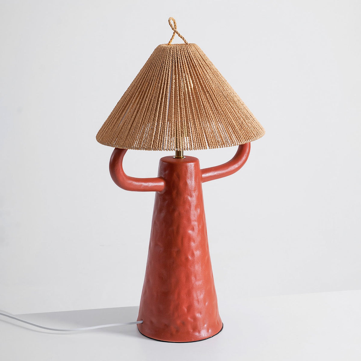 Lámpara de mesa de cerámica Yutela – en terracota desde otro ángulo