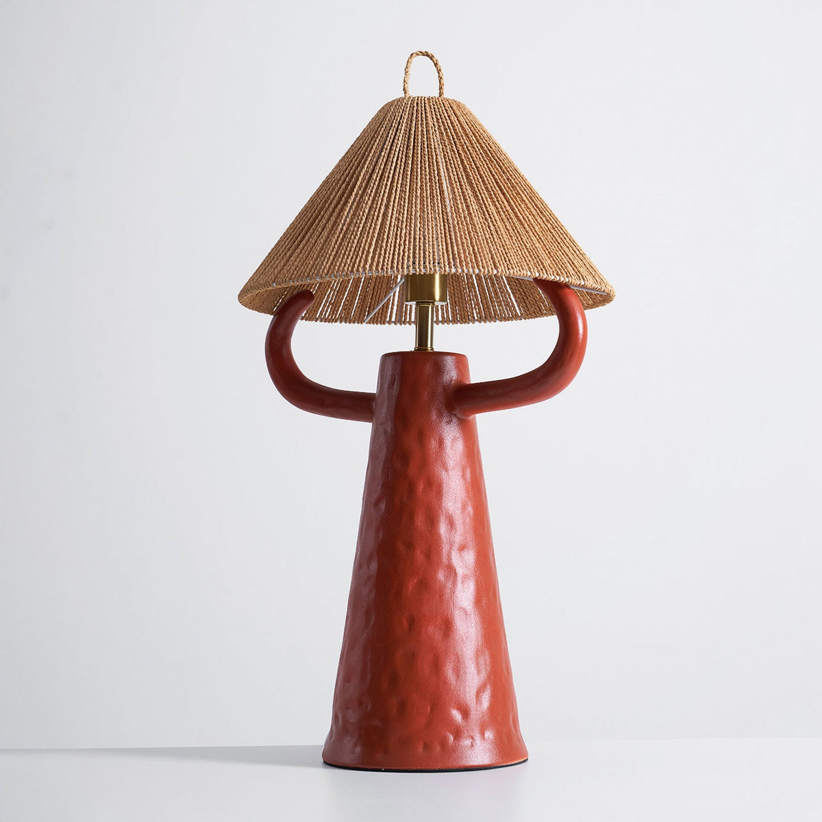 Lámpara de mesa de cerámica Yutela – en terracota de perfil