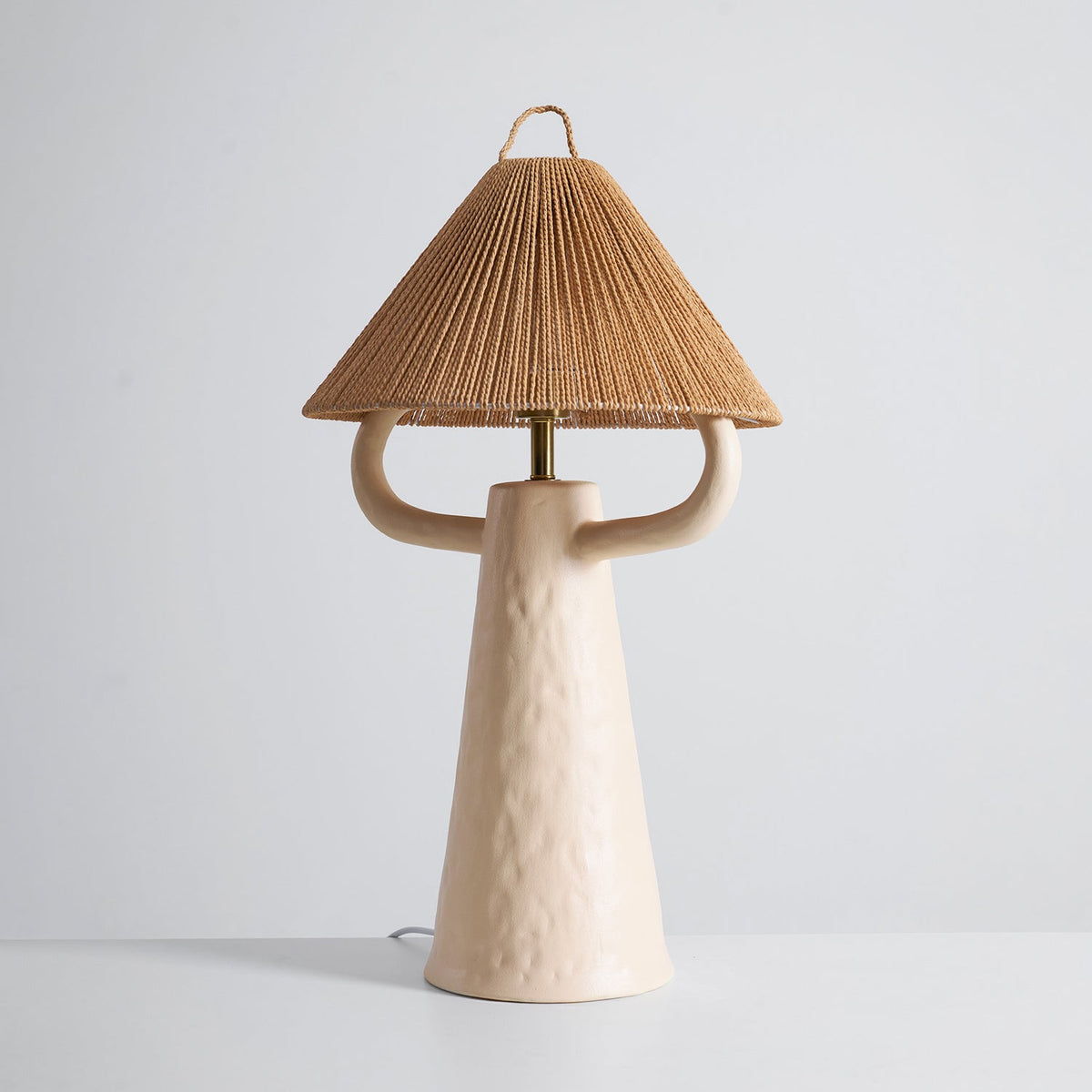 Lámpara de mesa de cerámica Yutela – en beige de perfil
