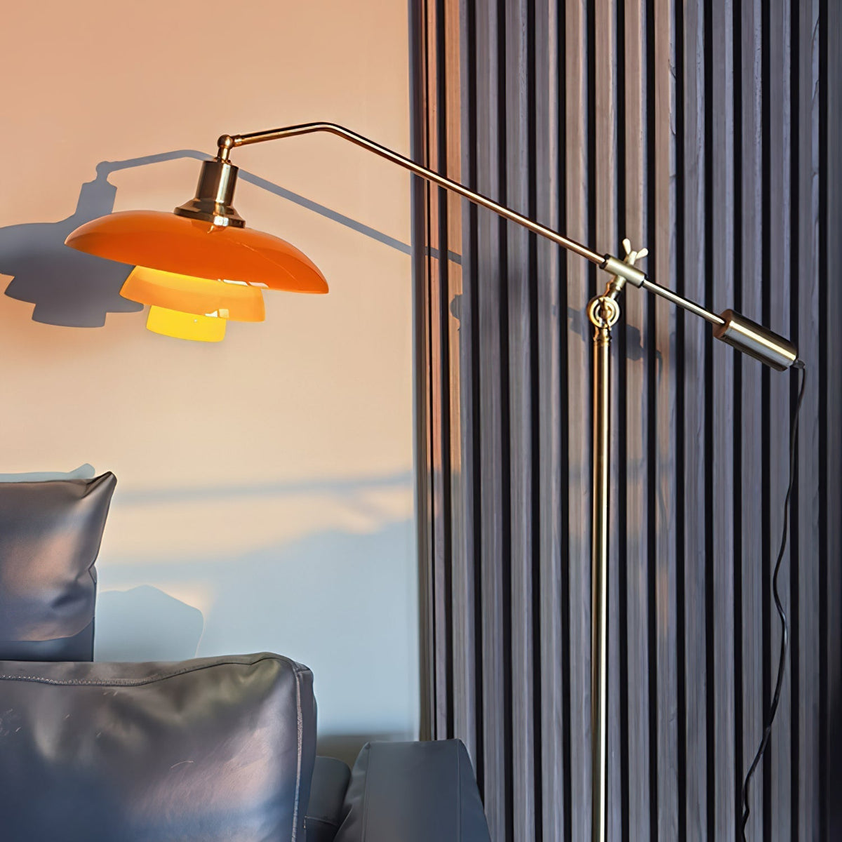 Lámpara de pie orientable Zafrana en un salón moderno – imagen 10