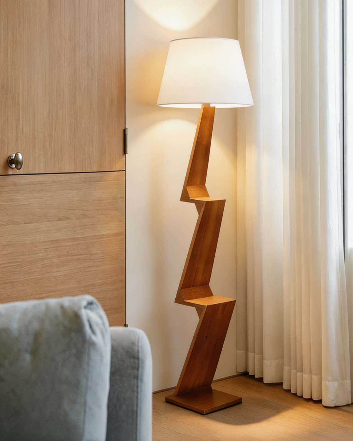 Lámpara de pie de madera en zigzag Zagora – encendida junto a una ventana