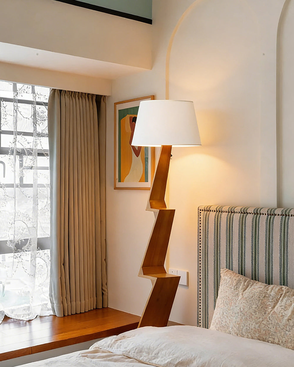 Lámpara de pie de madera en zigzag Zagora – en un dormitorio luminoso