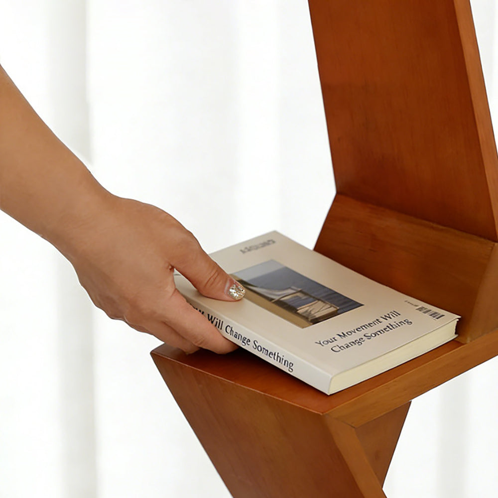 Lámpara de pie de madera en zigzag Zagora – detalle de la repisa de madera con un libro