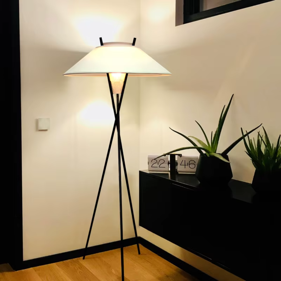 Lámpara de pie trípode Zancala – junto a un mueble con plantas