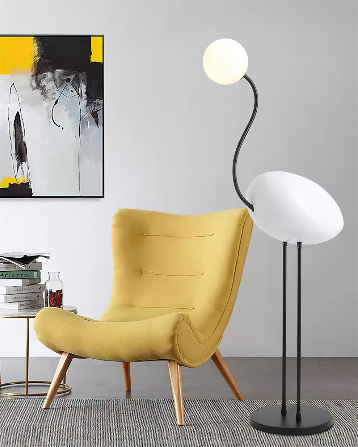 Lámpara de pie pájaro Zancalia – blanca junto a un sillón amarillo