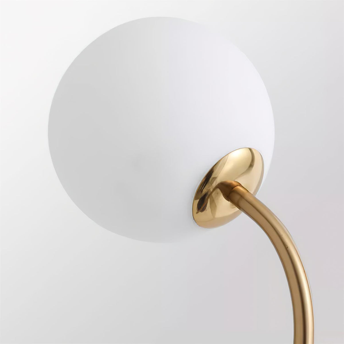 Lámpara de pie pájaro Zancalia – detalle del globo de cristal opal