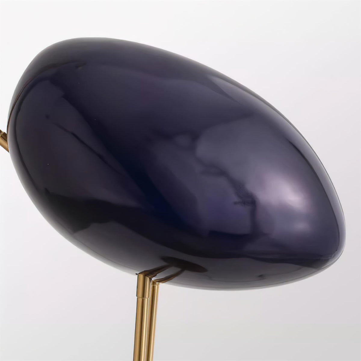 Lámpara de pie pájaro Zancalia – detalle del cuerpo morado lacado