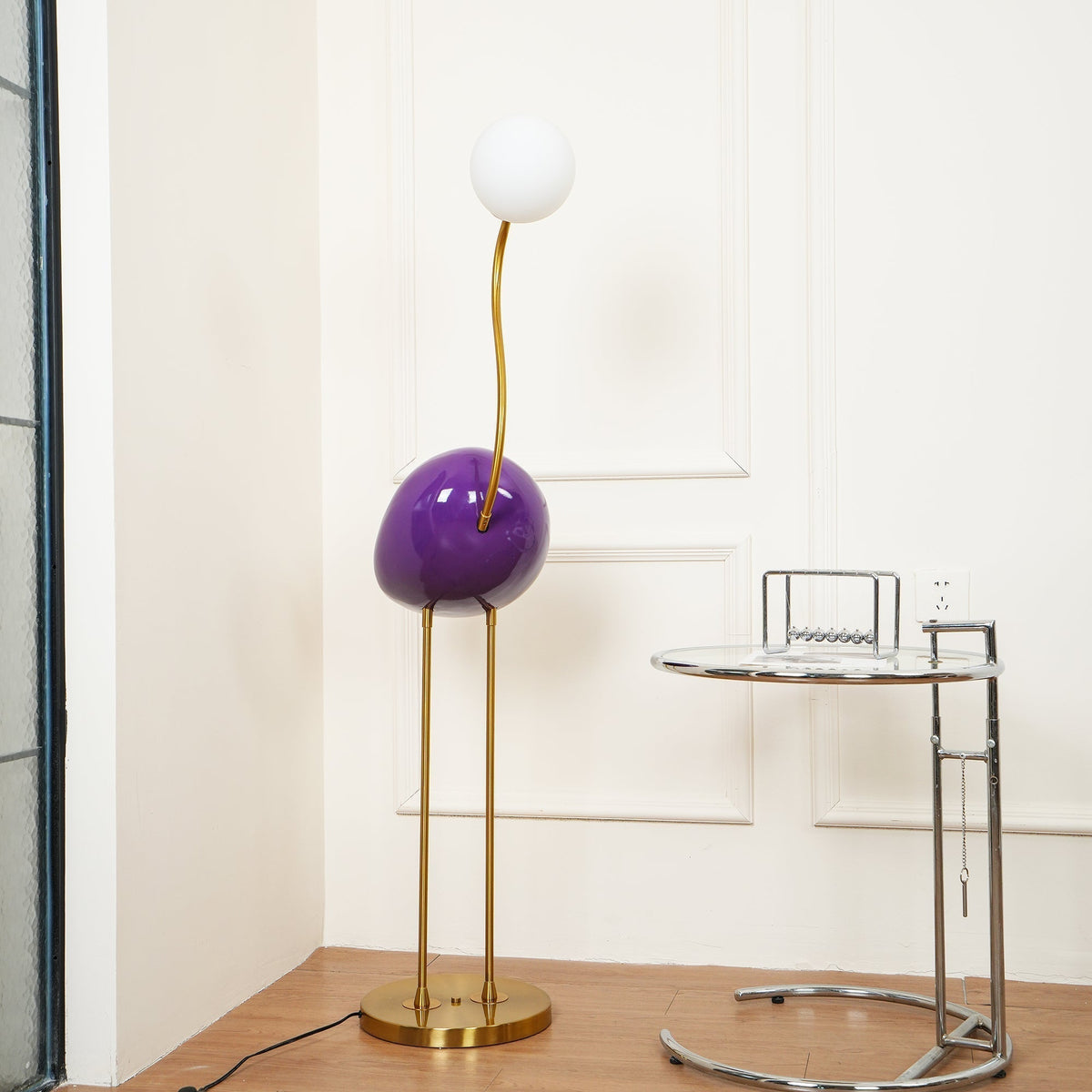 Lámpara de pie pájaro Zancalia – morada en un salón luminoso