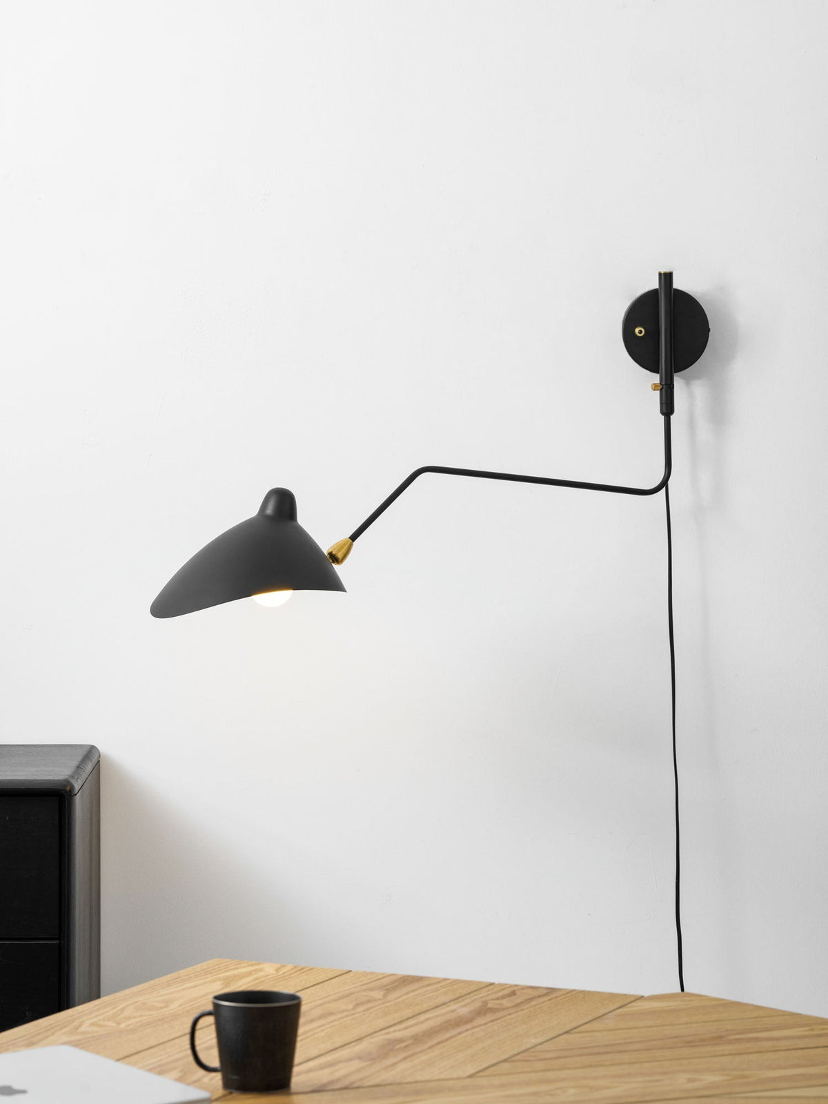 Aplique de pared con brazos articulados Zancora en un salón mid-century – imagen 15