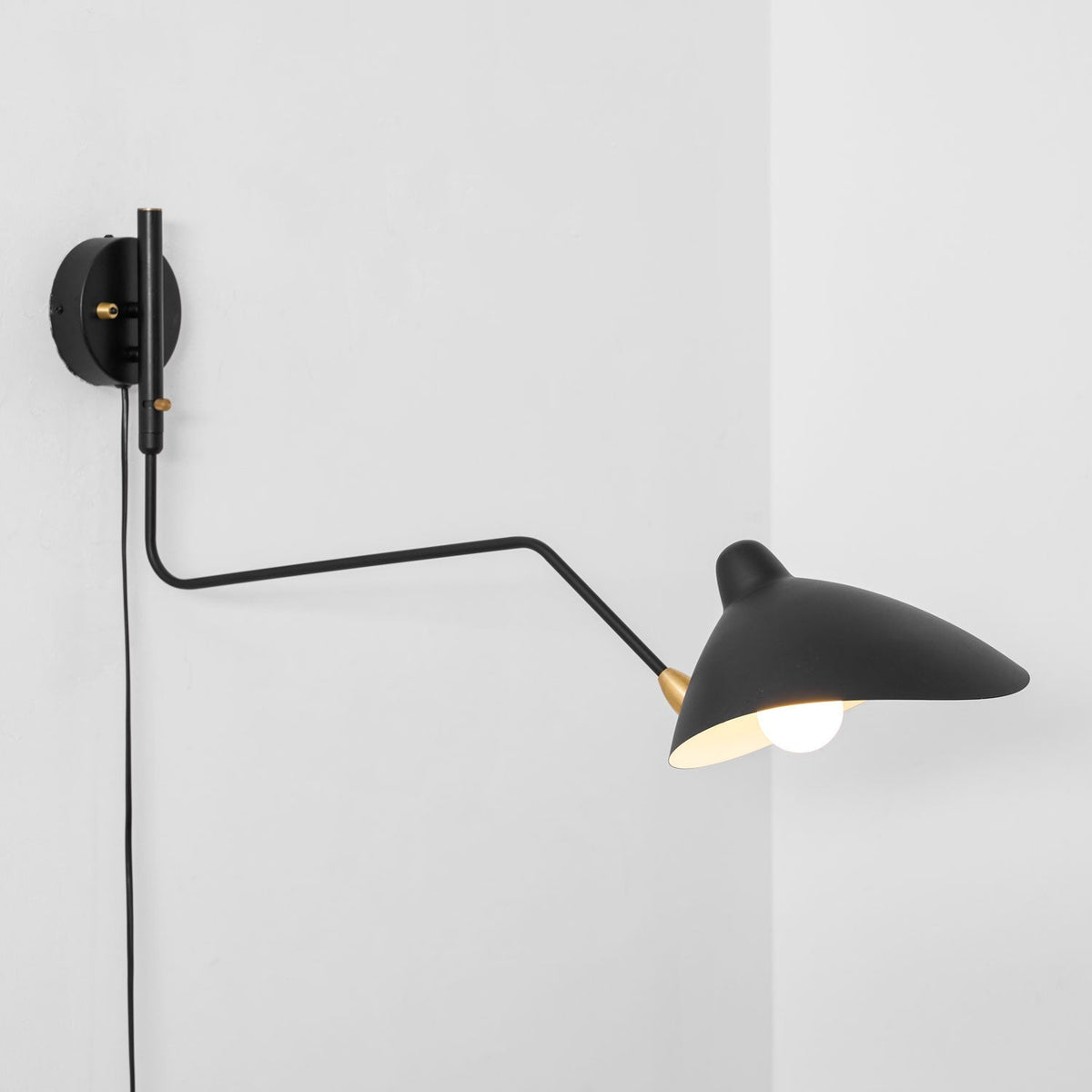Aplique de pared con brazos articulados Zancora en un salón mid-century – imagen 17