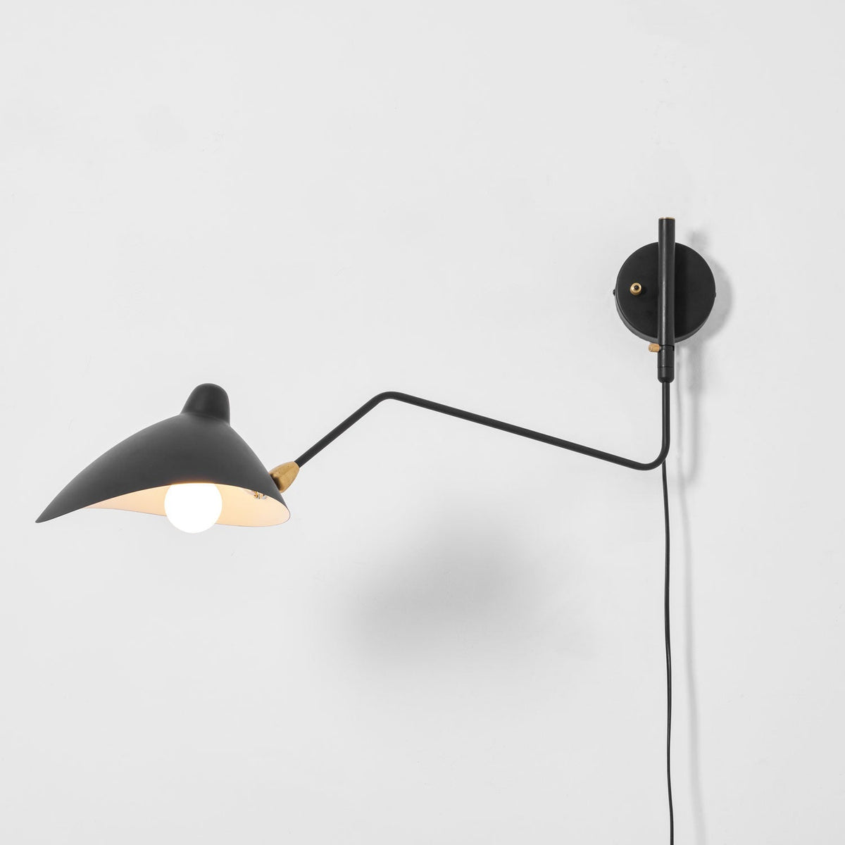 Aplique de pared con brazos articulados Zancora en un salón mid-century – imagen 18