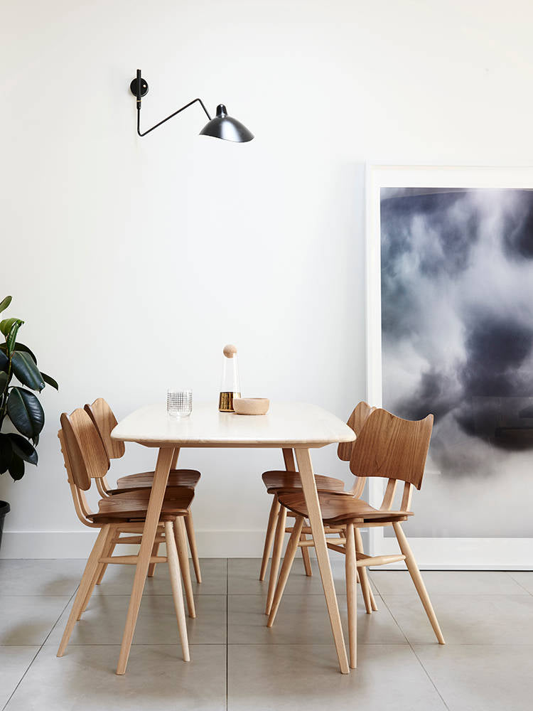 Aplique de pared con brazos articulados Zancora en un salón mid-century – imagen 5