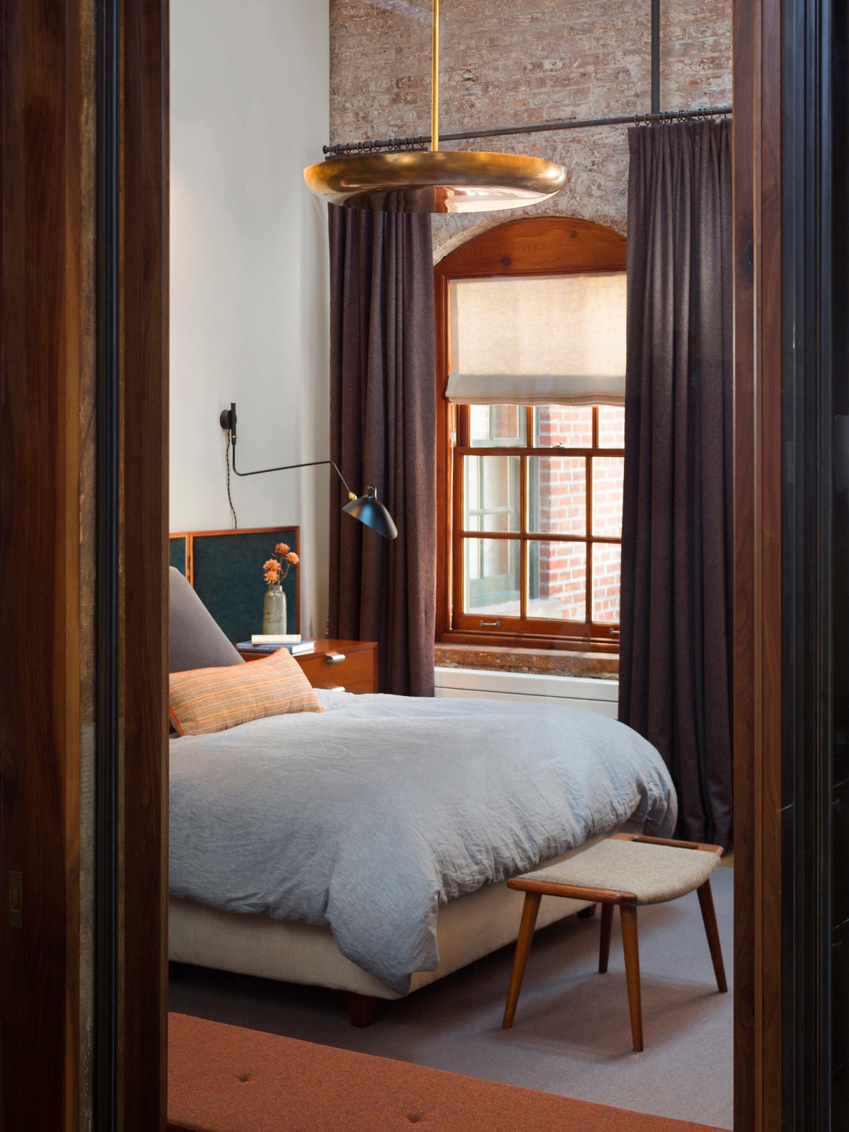 Aplique de pared con brazos articulados Zancora en un salón mid-century – imagen 8