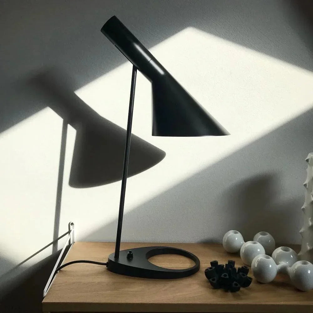 Lámpara de mesa de metal direccional Zarino sobre un escritorio junto a la ventana – imagen 3