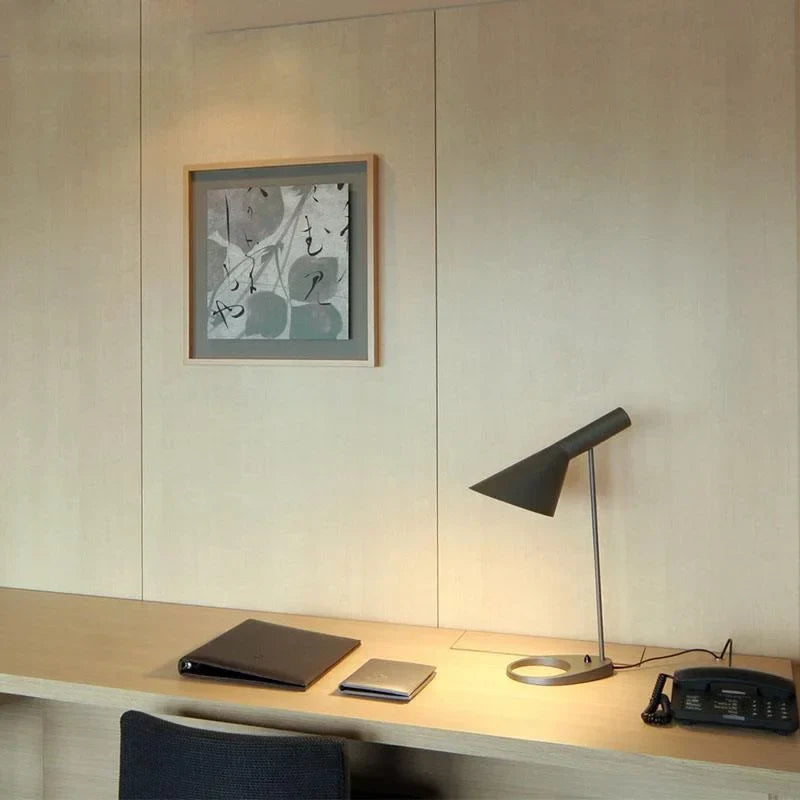 Lámpara de mesa de metal direccional Zarino sobre un escritorio junto a la ventana – imagen 5