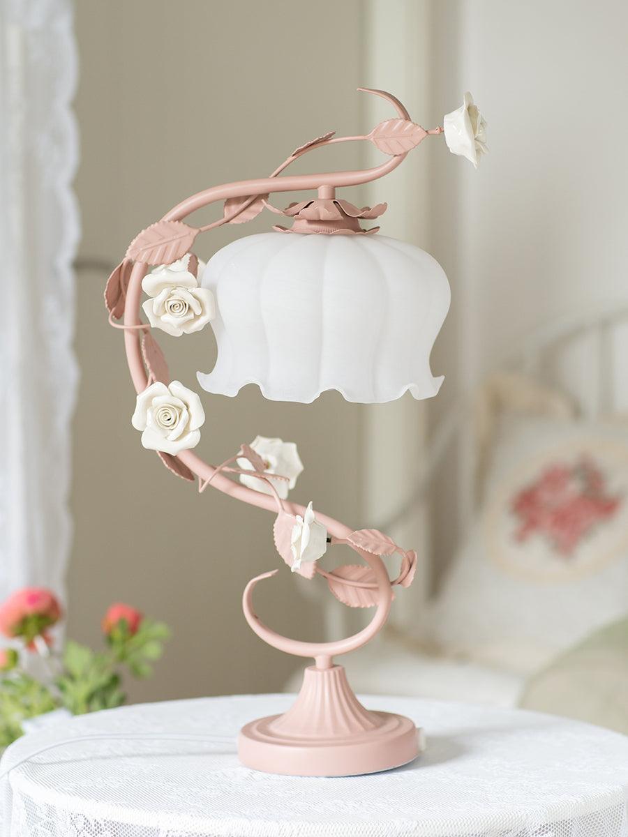 Lámpara de mesa con rosas Zarzela – sobre una mesita