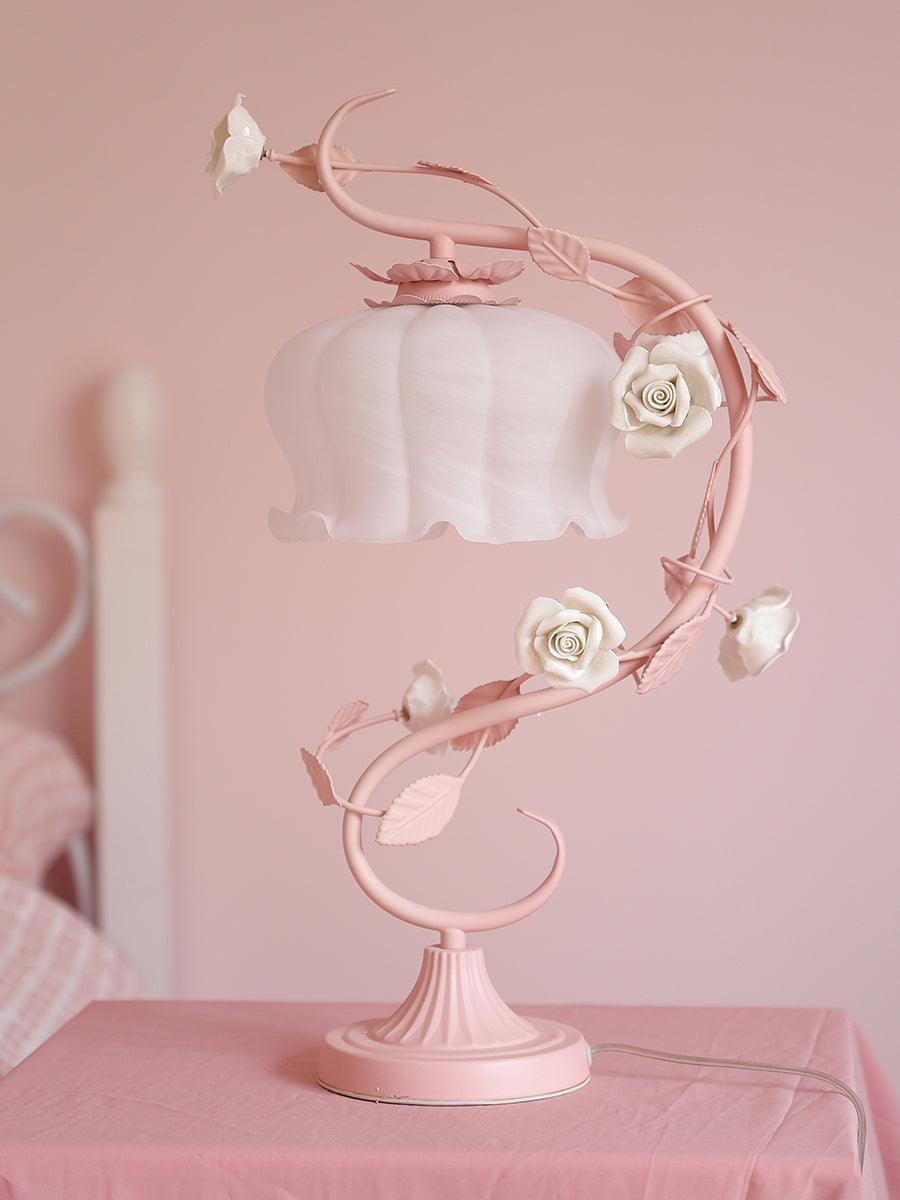 Lámpara de mesa con rosas Zarzela – sobre una mesita