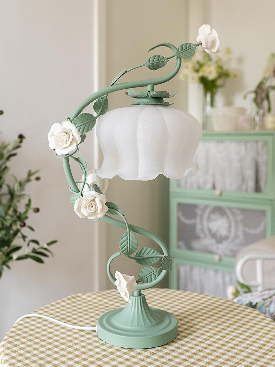 Lámpara de mesa con rosas Zarzela – sobre una mesita