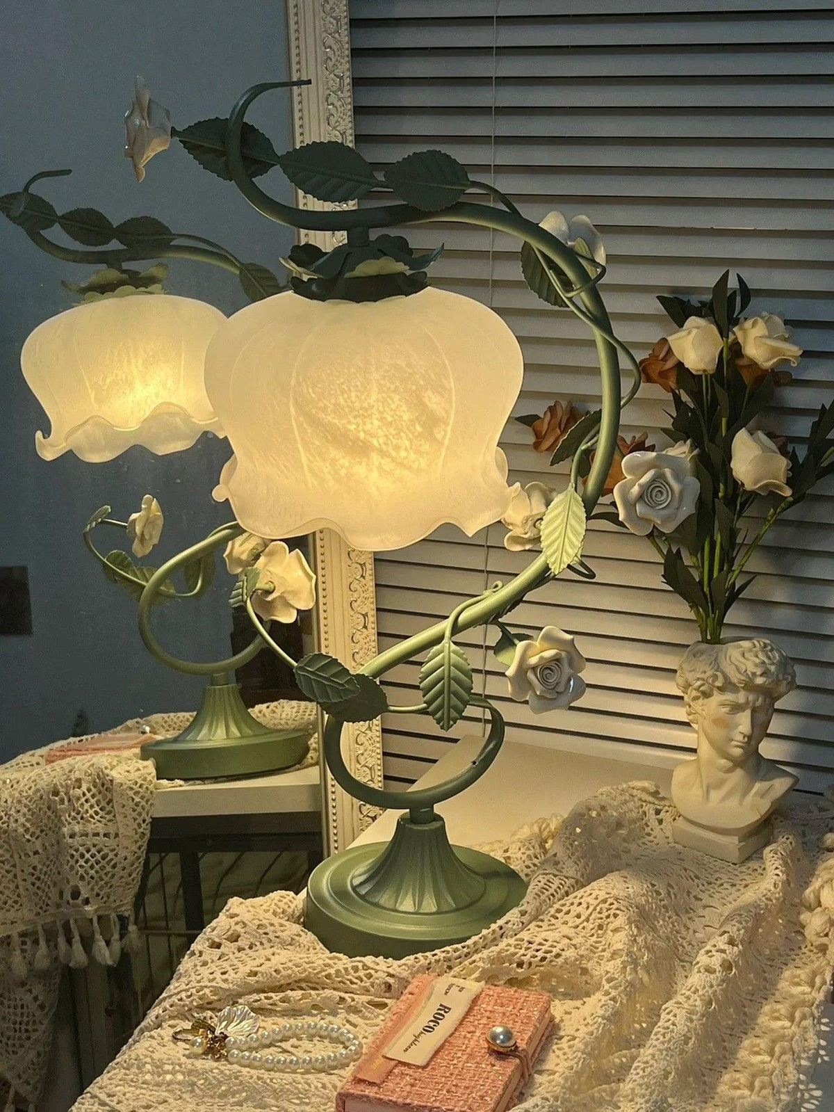Lámpara de mesa con rosas Zarzela – encendida en un ambiente romántico