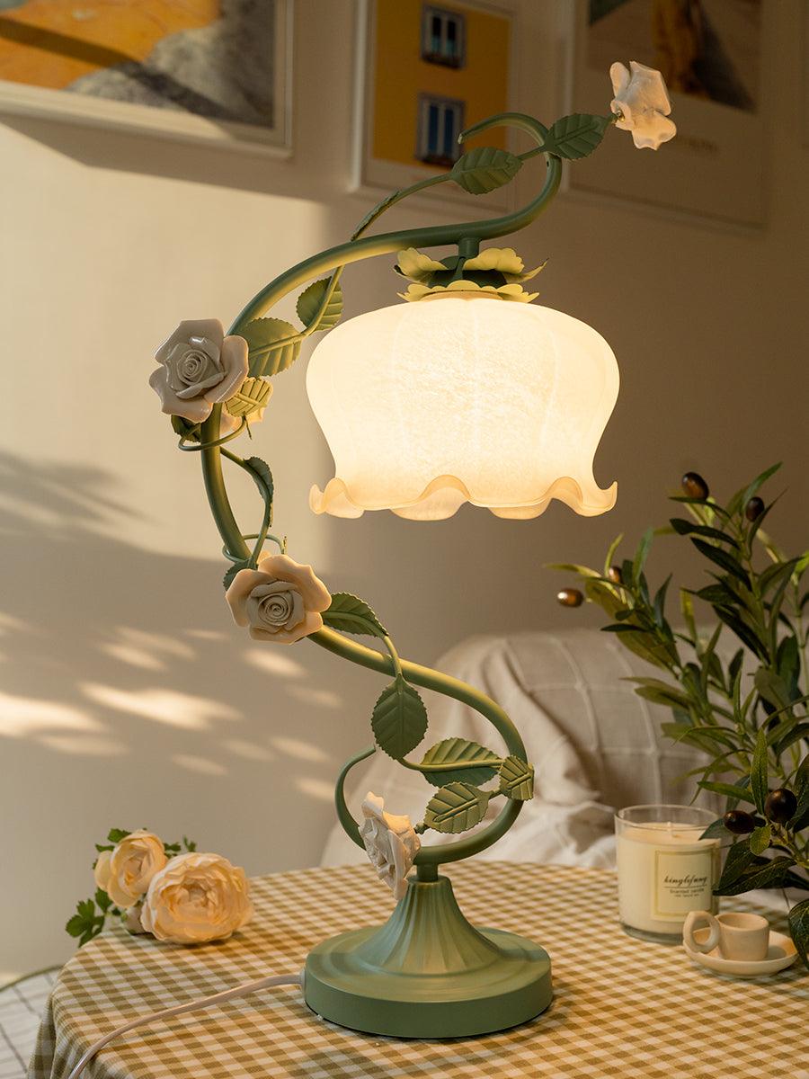 Lámpara de mesa con rosas Zarzela – encendida en un ambiente romántico