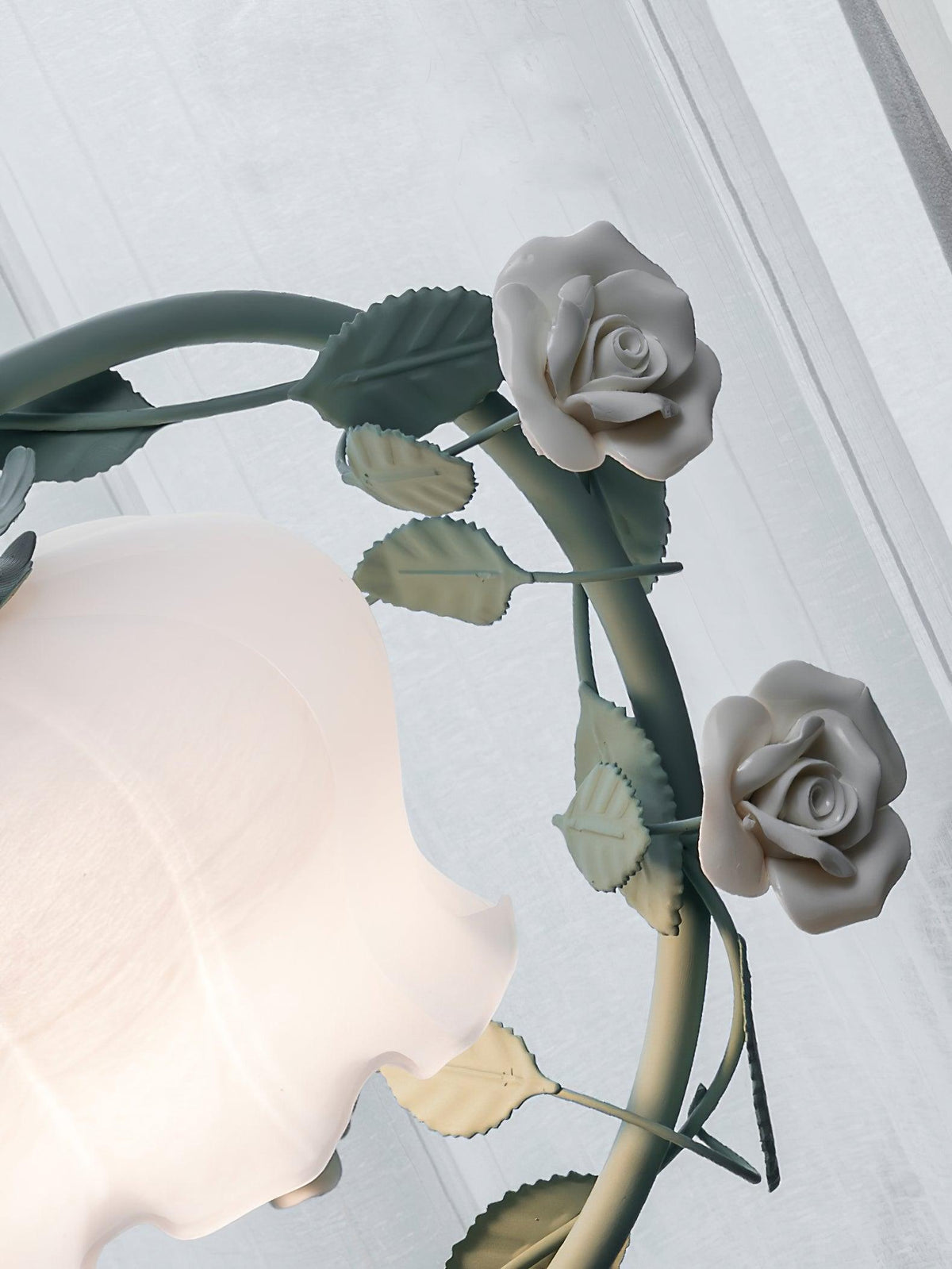 Lámpara de mesa con rosas Zarzela – detalle del tallo verde con rosas