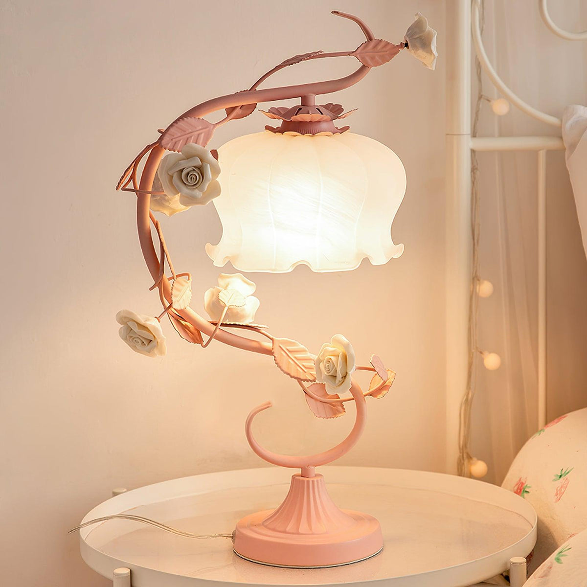 Lámpara de mesa con rosas Zarzela – encendida en un ambiente romántico