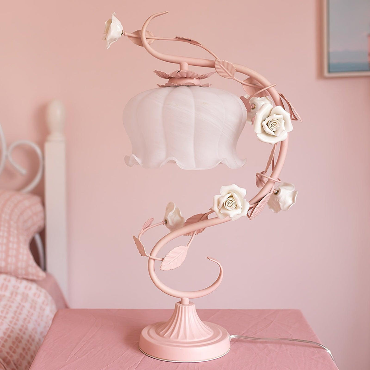 Lámpara de mesa con rosas Zarzela – sobre una mesita
