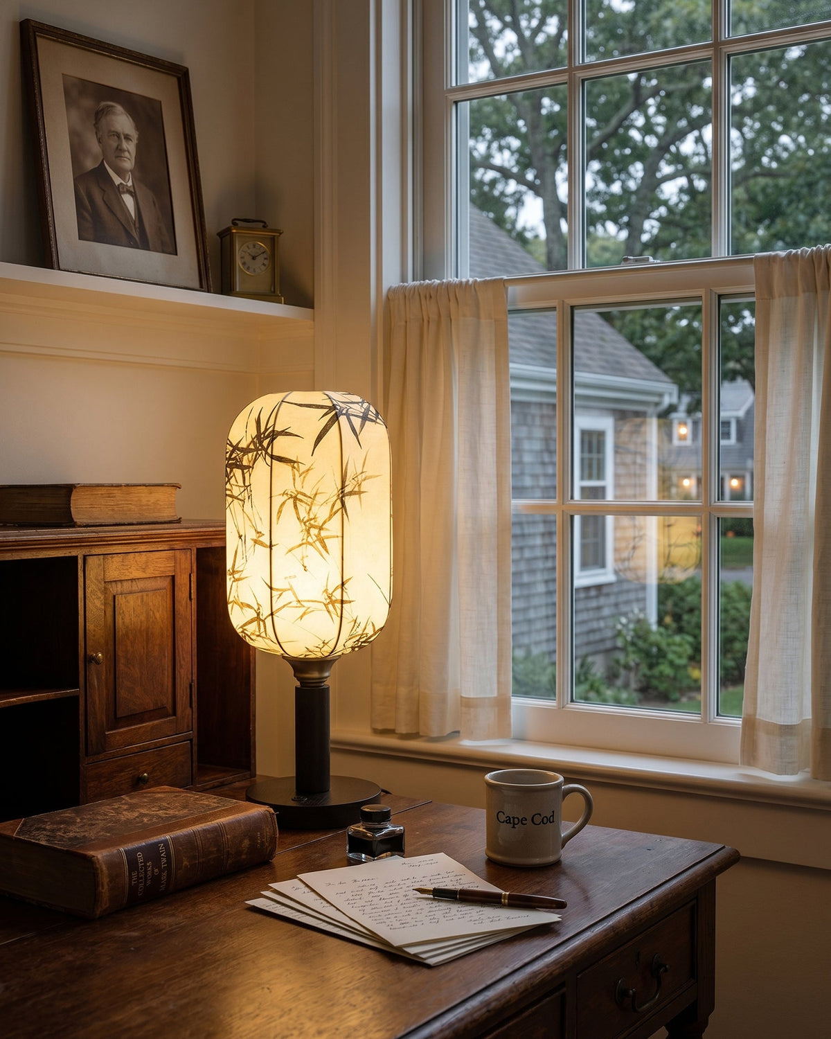 Lámpara de mesa farol japandi Zenaya en un estudio acogedor – imagen 13